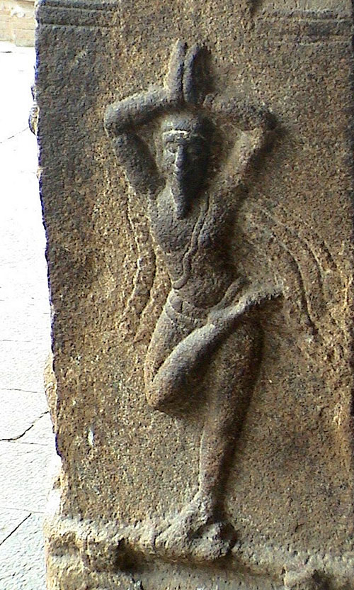 Παραλλαγή της στάσης "δέντρο", γλυπτό στο ναό του Σρίρανγκαμ